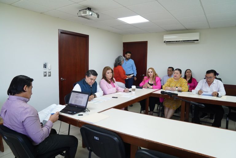 Integrantes de Comisión de Puntos Constitucionales y Gobernación sesionan en su pequeña sala.