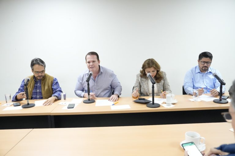 Cuatro integrantes de la Comisión de Educación sesionan por la tarde de este lunes.