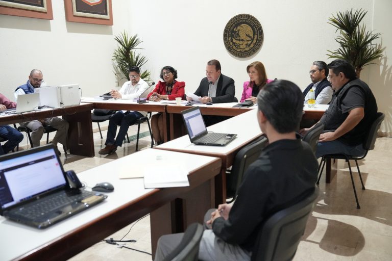 Diputados y personal técnico sentados en mesa concluyeron contabilización de propuestas.