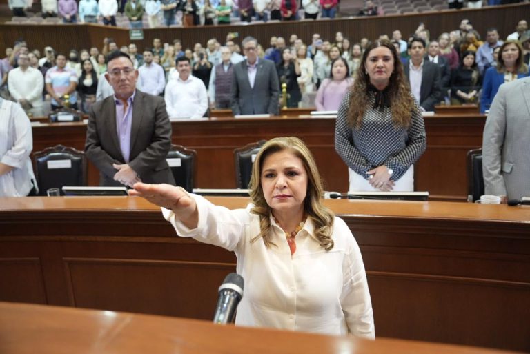 Emma Guadalupe Félix Rivera rinde protesta ante el Congreso por un nuevo periodo frente a la ASE.