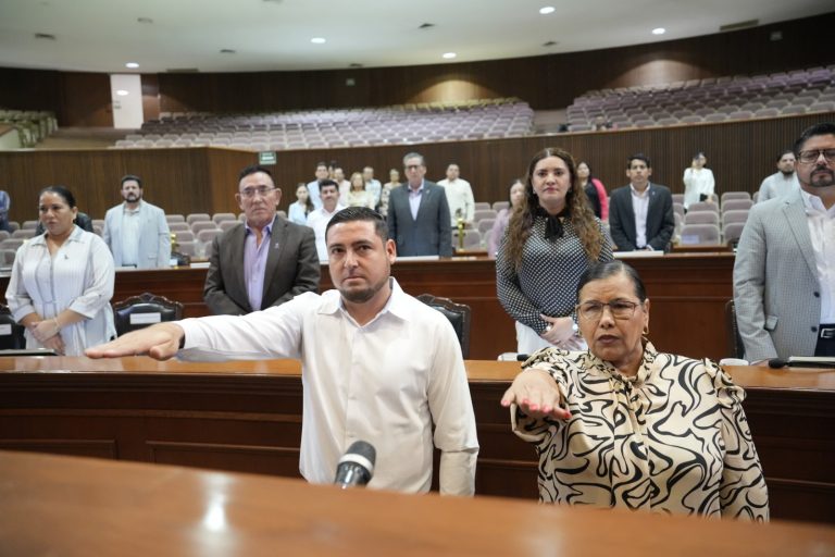 Un regidor y regidora de Salvador Alvarado rinden protesta ante diputados.