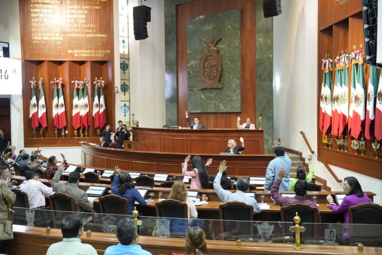Diputadas y diputados aparecen sentados en sus sillas. Al fondo la Mesa Directiva.