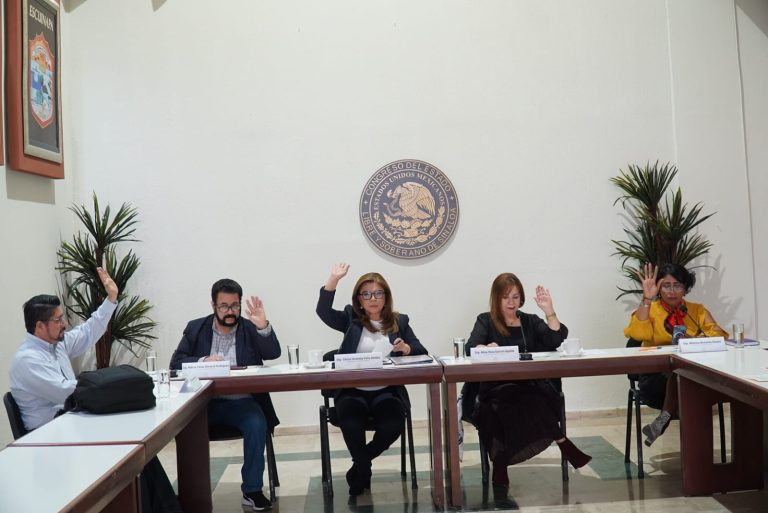 Cinco integrantes de Comisión de Justicia sesionan en lobby del Salón de Sesiones.