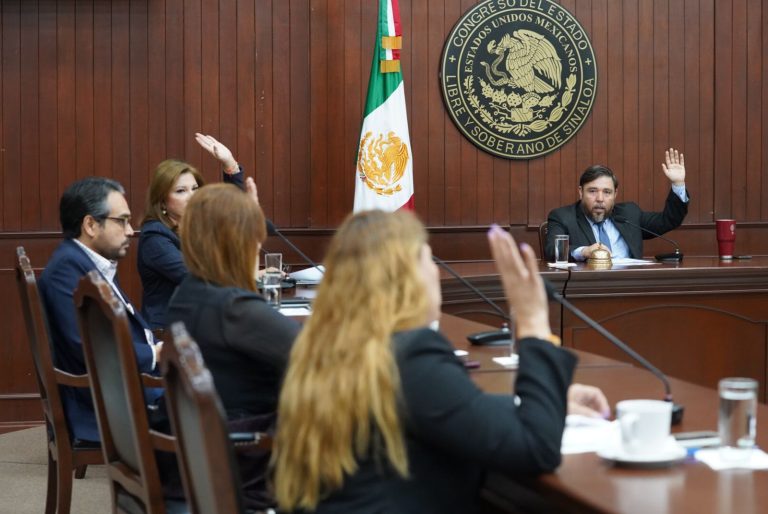 Diputadas votan levantando su mano en sesión de la Diputación Permanente.