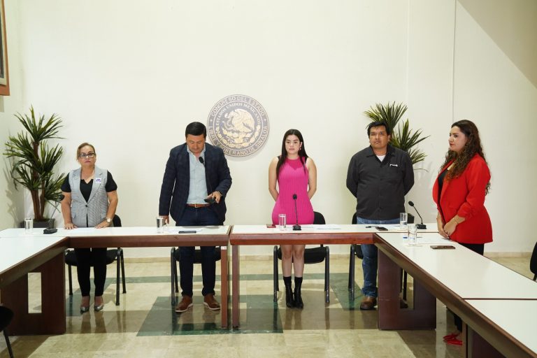Cinco integrantes de Comisión de Asuntos Agropecuarios posan luego de instalarse.