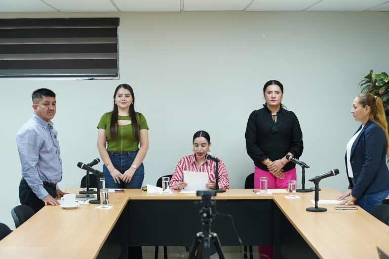Integrantes de Comisión de Desarrollo Urbano y Movilidad sesionan en pequeña sala.
