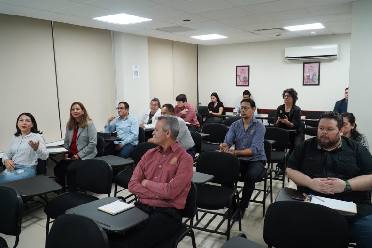 Personal del Congreso recibe curso en pequeña sala de capacitación.