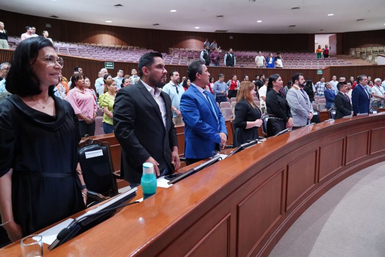 Diputadas y diputados entonan, de pie, el Himno Nacional en la apertura de Sesión Solemne.