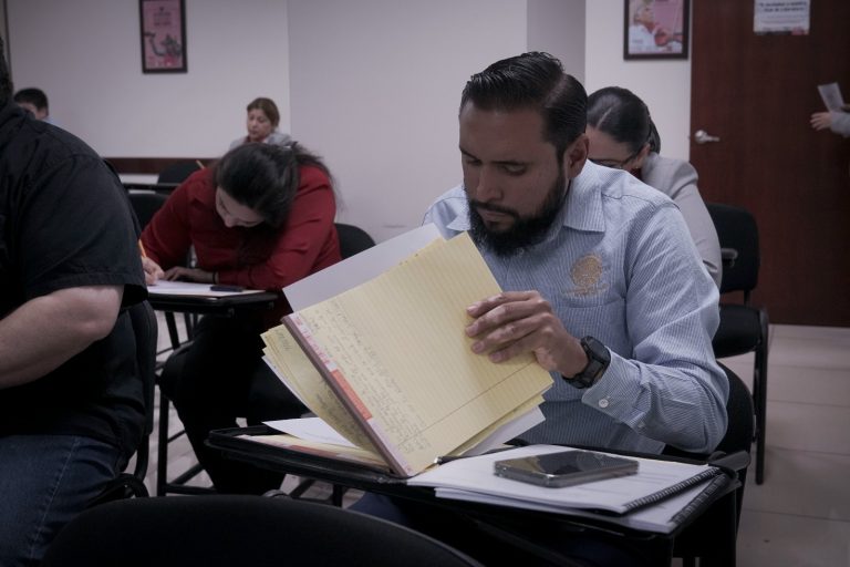 Personal del Congreso revisa documentación durante curso que le imparten.