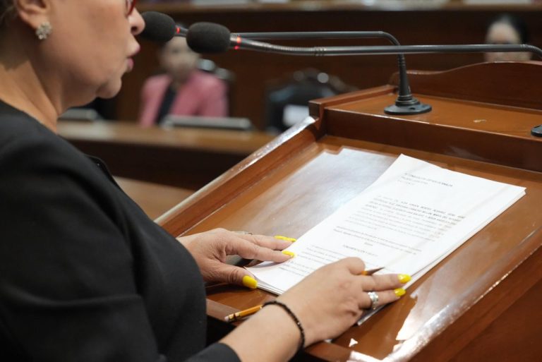 Secretaria de la Mesa Directiva lee iniciativa en tribuna.