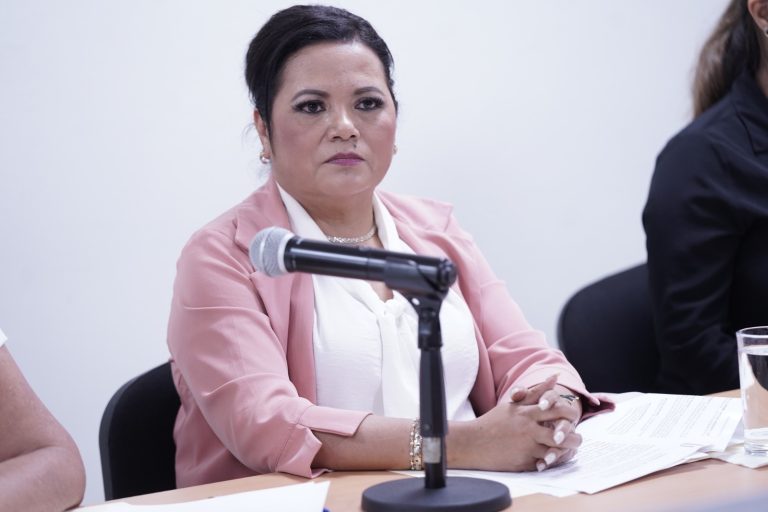 Diputada María Aurelia Leal López. sentada rente a micrófono.