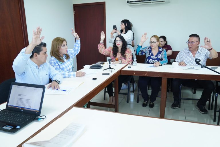 Integrantes de la Comisión de Puntos Constitucionales sesionan en su pequeña sala.