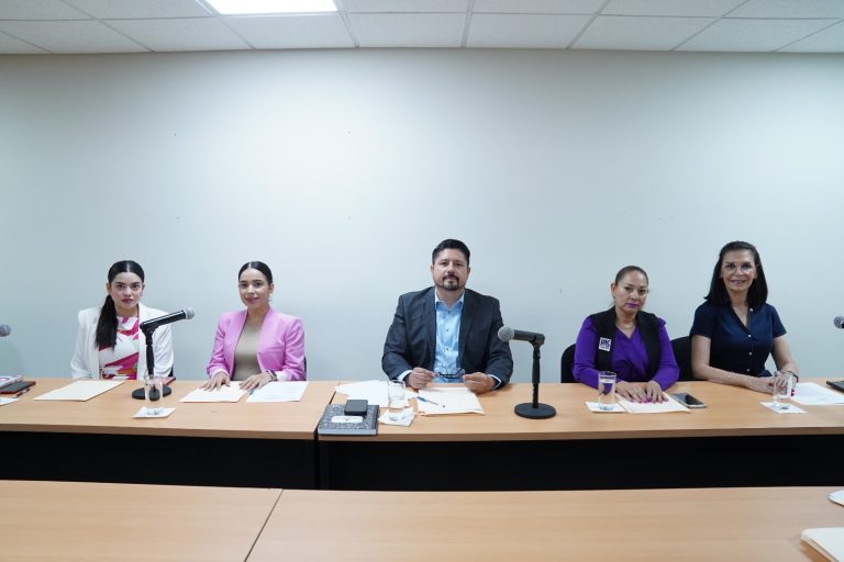 Integrantes de la Comisión posan sentados para la foto.