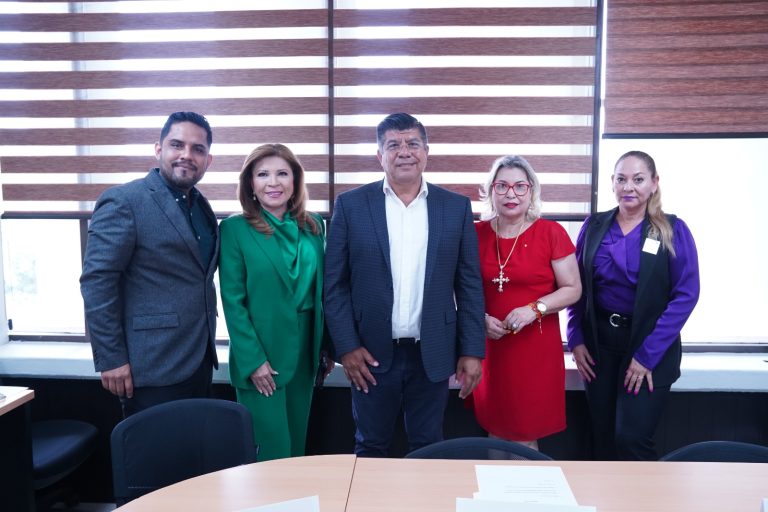 Integrantes de la Comisión posan de pie para la foto.