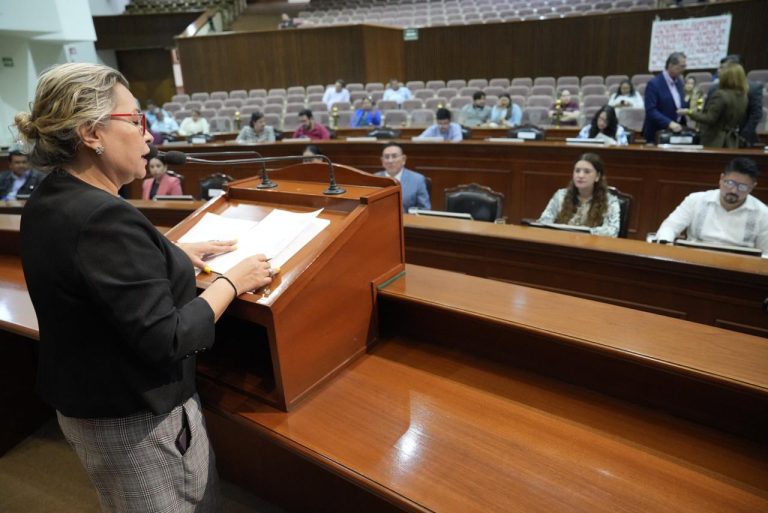 Secretaria de Mesa Directiva da lectura de pie a documento en tribuna., frente a diputadas y diputados.