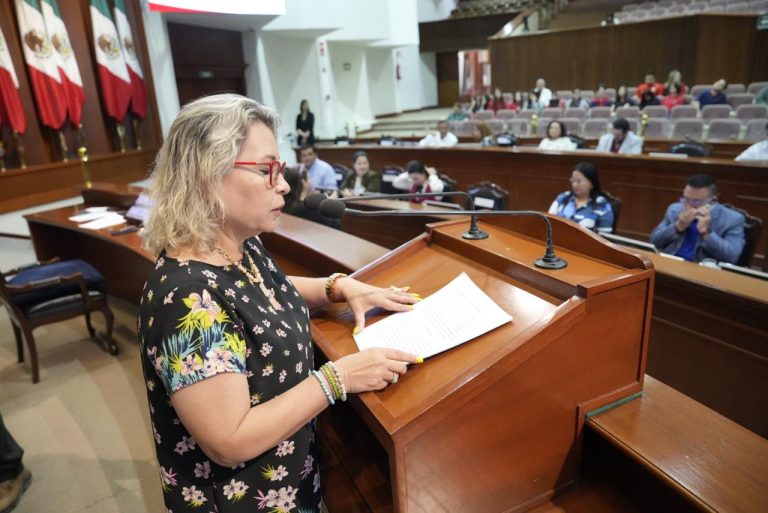 Diputada da lectura en tribuna a documento que tiene en sus manos.