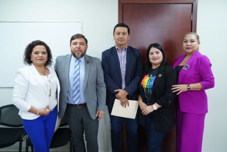 Cinco integrantes de Comisión posan para la foto.