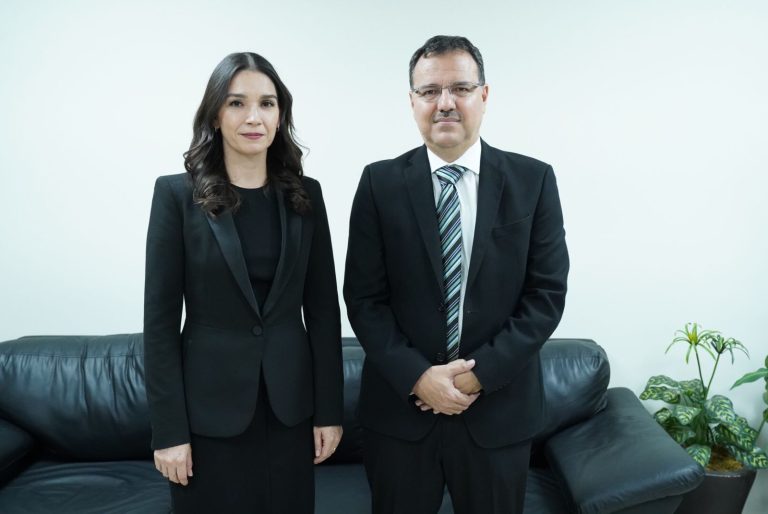 Magistrada y magistrado electos posan de pie para la foto.