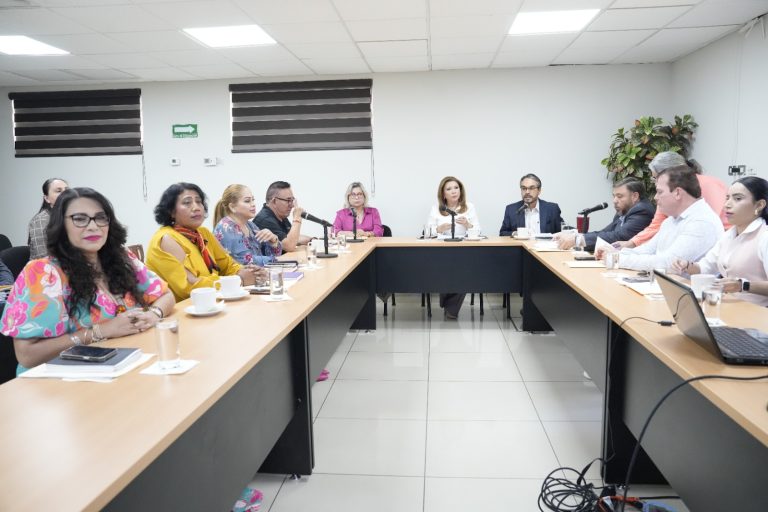 Diputadas y diputados integrantes de dos comisiones sesionan en sala adjunta al salón de sesiones.
