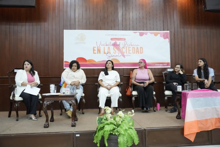 Ponentes de conservatorio en presidium, sentadas en sillas indivicales.