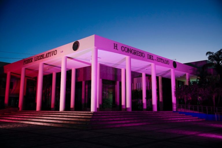 El edificio del Congreso luce iluminado de color violeta para visibilizar a la comunidad lésbica.