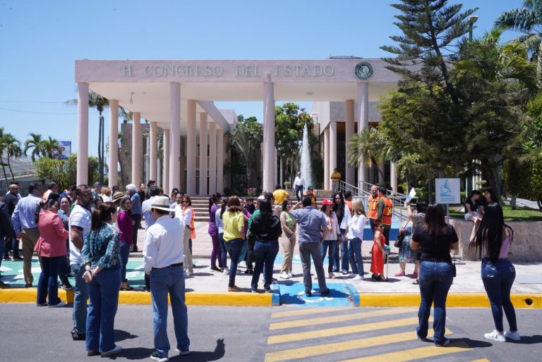 Personal del Congreso permanece afuera del edificio luego de ser evacuado.