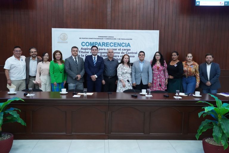 Cuatro aspirantes a ocupar la titularidad del OIC de CEAIP posan con diputadas y diputados.