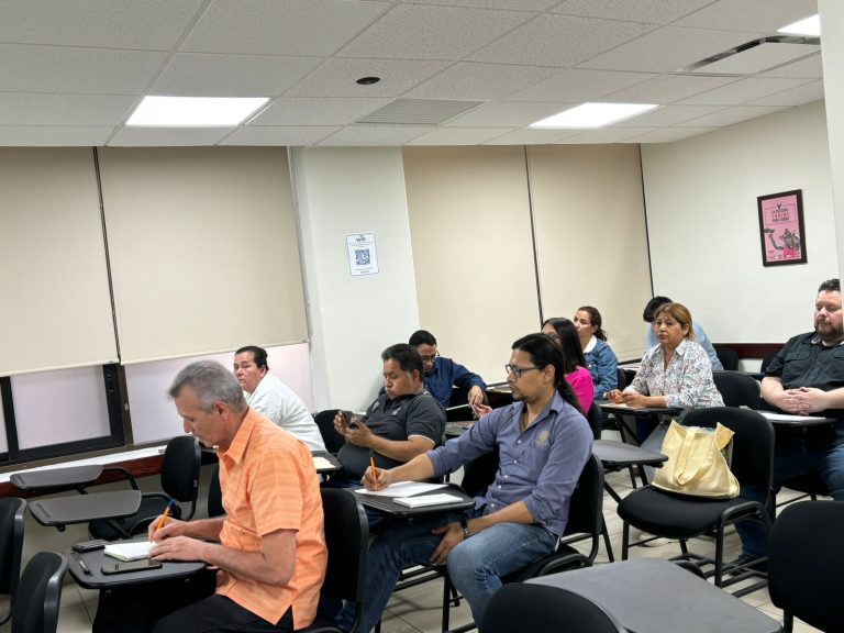 Personal del Congreso recibe curso en aula de capacitación.