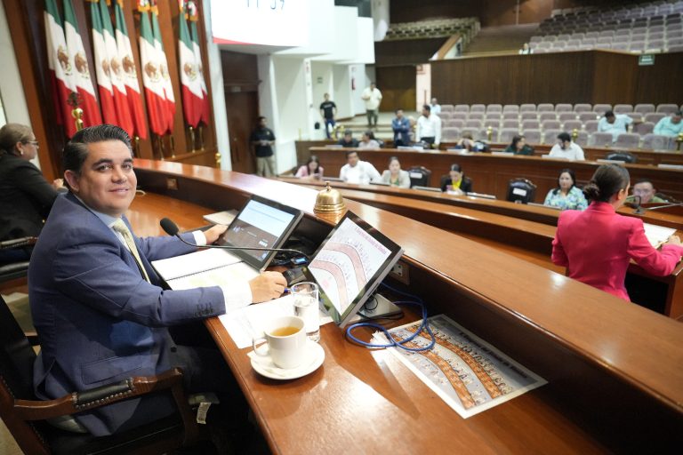 Diputado presidente de la Mesa Directiva, Ricardo Madrid Pérez, posa en su asiento para la foto.