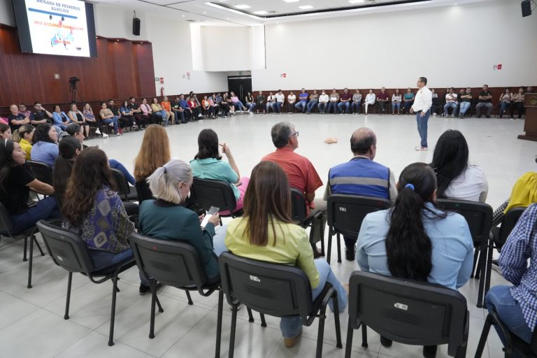 Personal del Congreso en amplio círculo pone atención a capacitador que está en el centro.