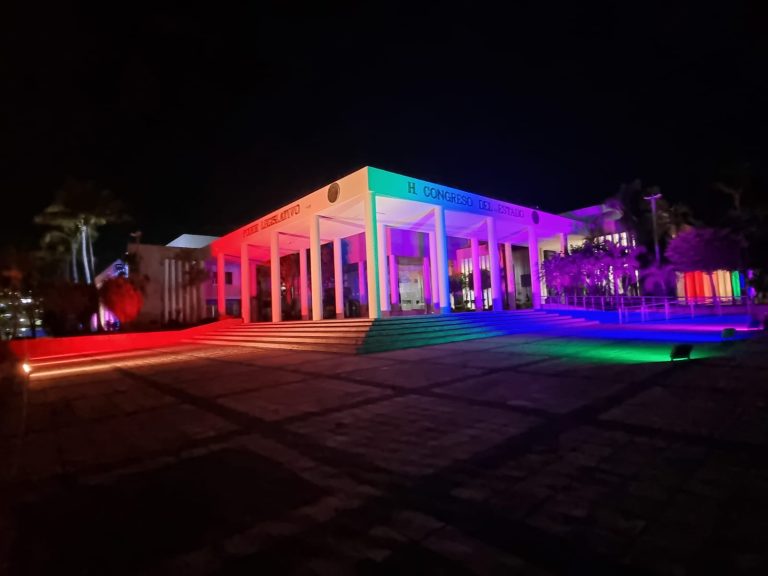 Luces de colores del arcoíris iluminan el edificio del Congreso.