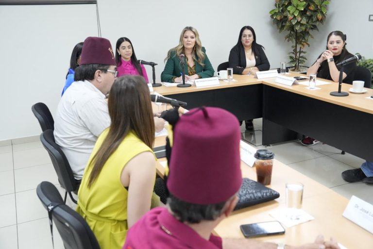 En Sala Adjunta al Salón de Sesiones diputadas reciben a directivos de Shriners Culiacán.