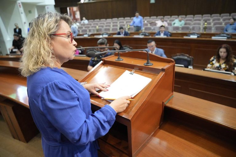 Diputada da lectura a iniciativa en tribuna durante la sesión.
