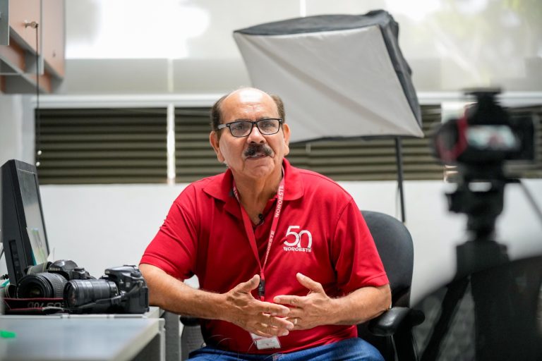 Alejandro Escobar sentado en silla de la redacción de Noroeste.