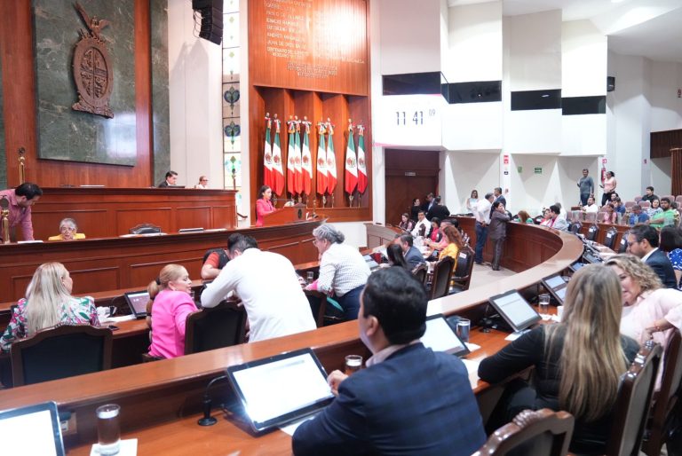 Diputados y diputados siguen la sesión desde sus asientos.