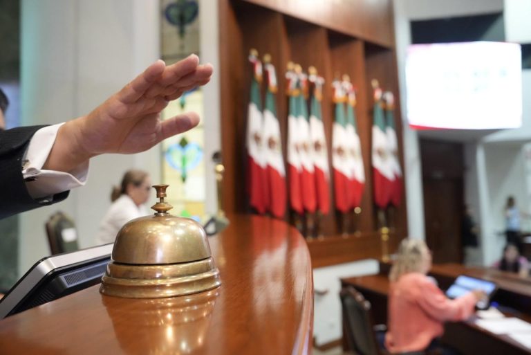 Mano del diputado presidente de Mesa Diretiva toca campanita para informar que ya se desahogó un punto del orden del día.