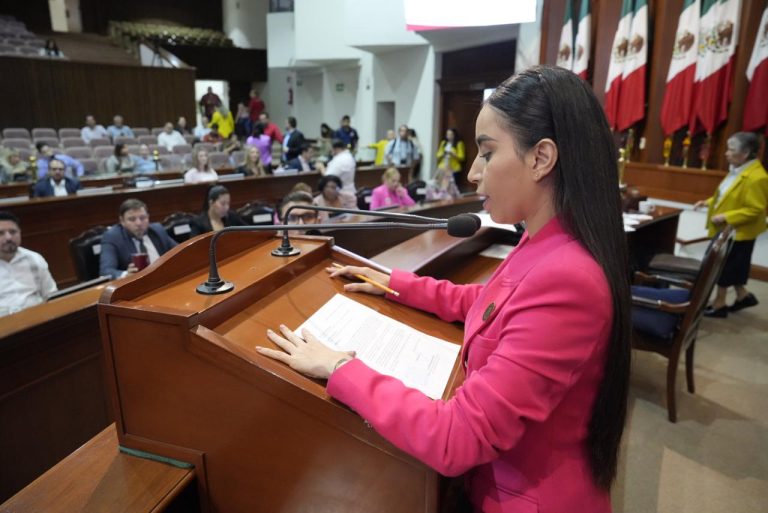 Diputada secretaria de la Mesa Directiva da lectura a documento en tribuna.