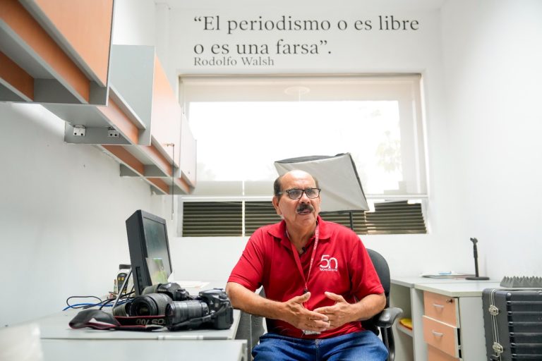 Aeljandro Escobar, aparece sentado en sala de redacción del periódico Noroeste.