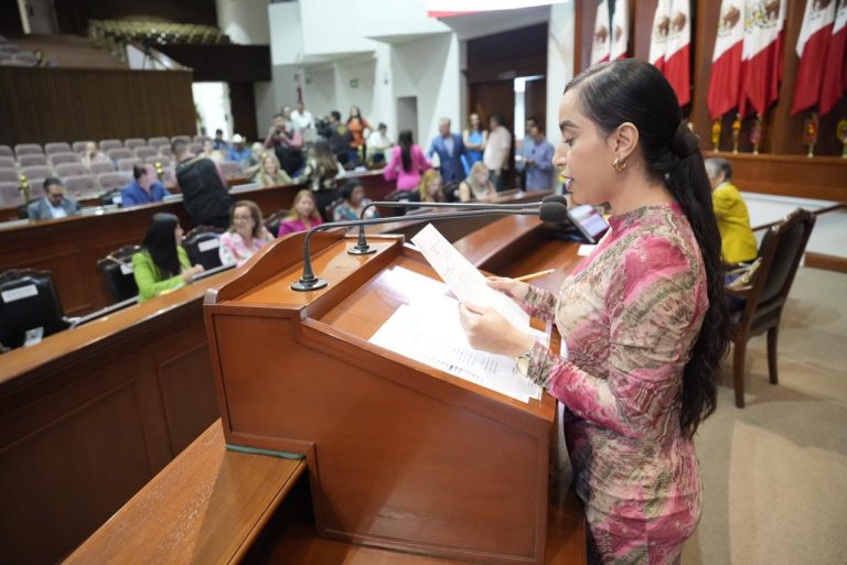 Joven diputada da lectura a convocatoria en tribuna.