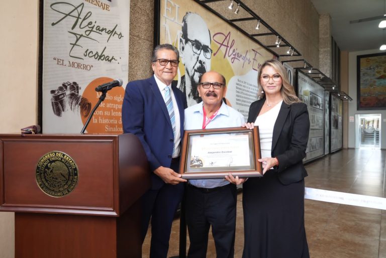 Diputado Feliciano Castro y diputada Celia Jáuregui entregan reconocimiento a Alejandro Escobar.