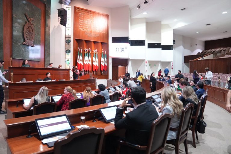 Diputadas y diputados siguen la sesión desde sus asientos.