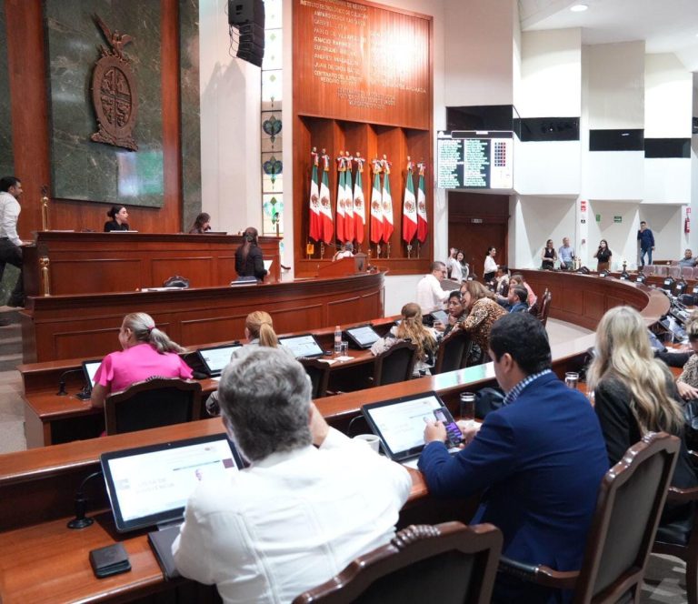 Diputadas y diputados escuchan posicionamientos desde sus asientos.