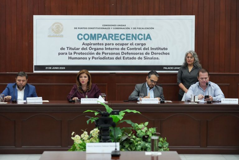 Diputadas y diputados están en presidium, escuchando a comparecientes.