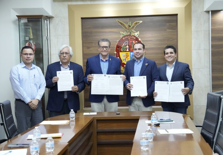 Diputados y dirigente del STASE y funcionarios del Congeso muestran convenio firmado