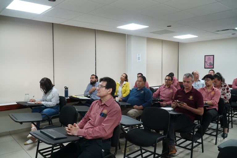 Personal del Congreso asiste a videoconferencia en sala de capacitación.