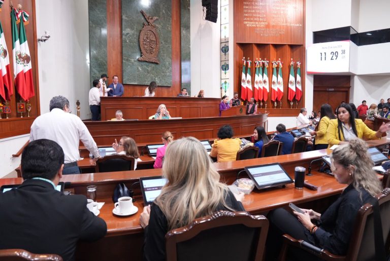 Diputados y diputadas dan seguimiento a la sesión desde sus asientos.