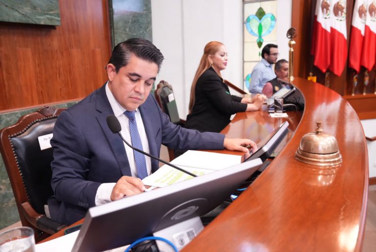 Presidente de la Mesa Directiva del Congreso revisa la agenda establecida en el Orden del Día.
