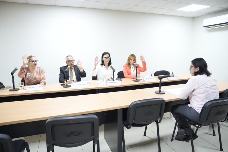 Cuatro integrantes de Comisión votan en sus respectivos lugares levantando la mano