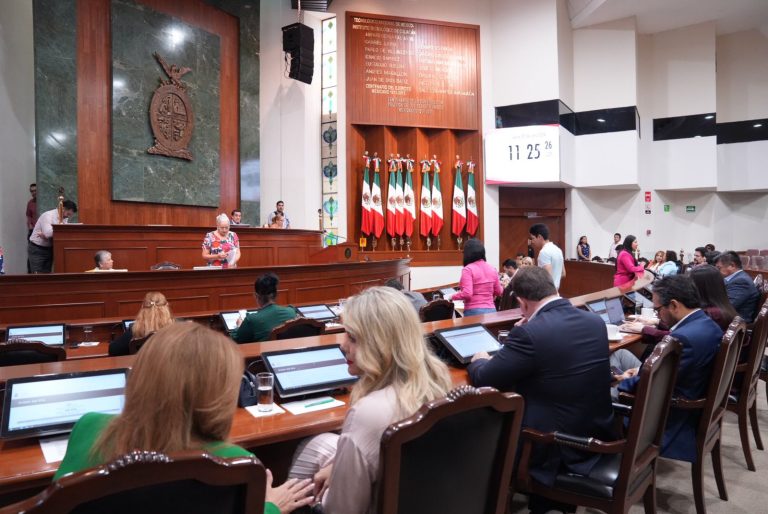 Diñutadas y diputados escuchan lectura de dictamen desde sus lugares en el Salón de Sesiones.