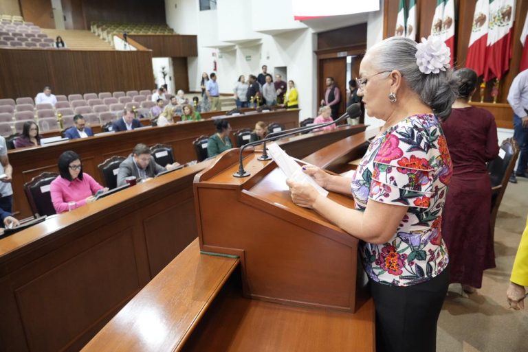 Diputada secretaria da lectura de pie a iniciativas en tribuna.